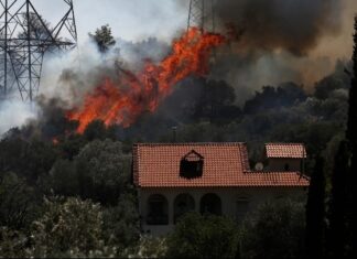 Φωτιά στον Κουβαρά Αττικής – Μήνυμα του 112 για προληπτική απομάκρυνση των κατοίκων σε Λαγονήσι, Σαρωνίδα και Ανάβυσσο