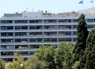 ΥΠΟΙΚ: 1.312 επιπλέον έλεγχοι και 413 παραβάσεις σε αιγιαλούς από 8 ως 11/8 – Κ. Χατζηδάκης: Θα επιβάλουμε τη νομιμότητα