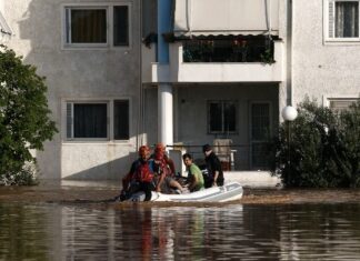 Διακοπή κυκλοφορίας στην ΕΟ Αθηνών-Θεσσαλονίκης – Λάρισα: Ενισχύονται τα φράγματα στις όχθες του Πηνειού – Συνεχίζονται οι απεγκλωβισμοί