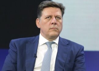 Την παραίτησή του από τη θέση του υπουργού Ναυτιλίας υπέβαλε στον πρωθυπουργό, ο Μιλτιάδης Βαρβιτσιώτης