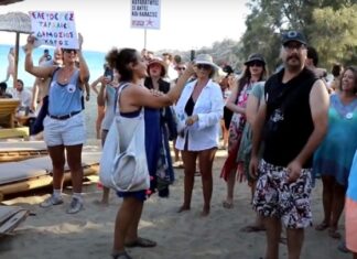 Βίντεο: πως ξεκίνησε στην Πάρο «το κίνημα της πετσέτας» για ελεύθερη πρόσβαση στις παραλίες