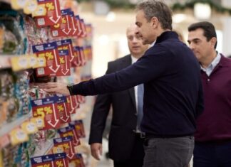 Επισκέφθηκε σούπερ μάρκετ στη λεωφόρο Αθηνών ο πρωθυπουργός – Σκρέκας: Τάξη στις παραπλανητικές προσφορές