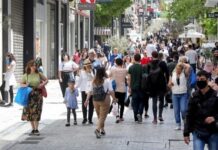 Eυρωβαρόμετρο: Οι Έλληνες επιλέγουν την τηλεόραση για την ενημέρωσή τους