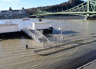 Ο Δούναβης υπερχείλισε στη Βουδαπέστη-Τα νερά στο υψηλότερο επίπεδο από το 2013