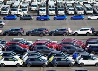 Η Κίνα κατακλύζει τον κόσμο με βενζινοκίνητα και πετρελαιοκίνητα αυτοκίνητα που δεν μπορεί να πουλήσει στην πατρίδα της