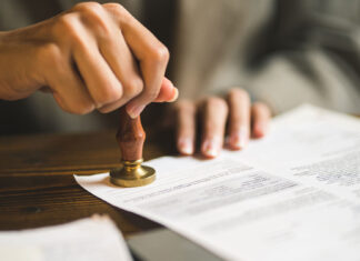 Η γραφειοκρατία και η αποχή των συμβολαιογράφων καθυστερούν τη συμφωνία BriQ – ICI