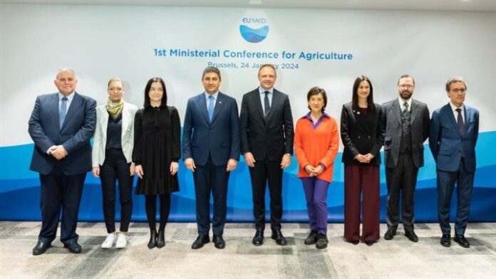 w24-163636GEnHLkXYAAZaDB