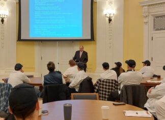 Στα μυστικά της παρασκευής του κρητικού ντάκου μυήθηκαν φοιτητές και καθηγητές του πανεπιστημίου Yale