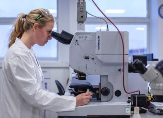 Αναζητά πηγές ρύπανσης από πλαστικό στα πιο απίθανα μέρη – Τι αναφέρει η… «Ντετέκτιβ πλαστικού» Ίμοτζεν Νάπερ