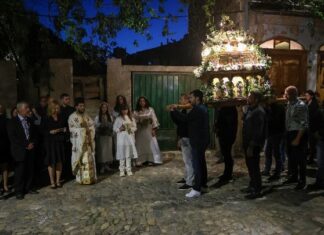 ΑΦΙΕΡΩΜΑ: Πάσχα στη Λέσβο – Η περιφορά του Επιταφίου στον ορεινό Ασώματο, υπό τους ήχους του «νεκρώσιμου» (βίντεο)