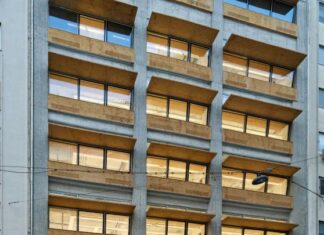 Πώς «αναγεννήθηκε» το ιστορικό κτήριο της Χρ. Λαδά (παλιός ΔΟΛ) από την γερμανική της Ehret + Klein, με μισθωτή τη ΔΕΗ