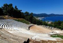 Απόλυτα ικανοποιημένη η Λ. Μενδώνη από την αποκατάσταση του αρχαίου θεάτρου της Θάσου