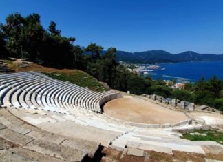 Απόλυτα ικανοποιημένη η Λ. Μενδώνη από την αποκατάσταση του αρχαίου θεάτρου της Θάσου