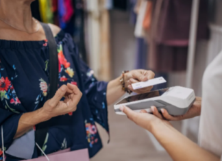 ΑΦΙΕΡΩΜΑ: Η κάρτα είχε την δική της ιστορία – Πώς «κυρίευσε» τις συναλλαγές μέσα σε 26 χρόνια το πλαστικό και ψηφιακό χρήμα