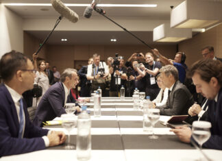 Τετ α τετ Μητσοτάκη με Χάμπεκ – Συγχαρητήρια για την πορεία της οικονομίας (βίντεο)