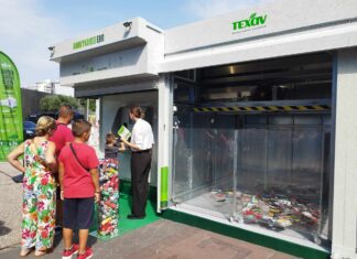 Ανακύκλωση σε πραγματικό χρόνο και με ανταποδοτικό όφελος κάνουν οι επισκέπτες στο περίπτερο της ΤΕΧΑΝ στη ΔΕΘ