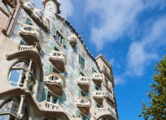 «Δεν είναι βιώσιμο»: η Βαρκελώνη αναζητεί τρόπους διαχείρισης του υπερτουρισμού