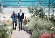 Ο πρωθυπουργός επισκέφθηκε φυτώριο και συνομίλησε με αγρότες για την πρωτοβουλία της κυβέρνησης να στηρίξει τις θερμοκηπιακές καλλιέργειες