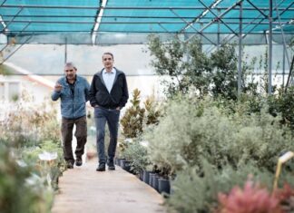 Ο πρωθυπουργός επισκέφθηκε φυτώριο και συνομίλησε με αγρότες για την πρωτοβουλία της κυβέρνησης να στηρίξει τις θερμοκηπιακές καλλιέργειες