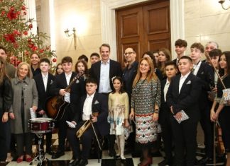 Τα Χριστουγεννιάτικα κάλαντα άκουσαν ο πρωθυπουργός Κυριάκος Μητσοτάκης και η οικογένεια του στο Μέγαρο Μαξίμου