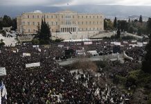 «Δεν έχουμε οξυγόνο»: Οι Έλληνες πλημμύρισαν τους δρόμους ζητώντας Δικαιοσύνη – Όσα έγιναν στις μεγαλειώδεις πορείες για τα Τέμπη (εικόνες – βίντεο)