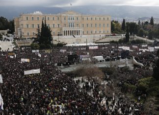 «Δεν έχουμε οξυγόνο»: Οι Έλληνες πλημμύρισαν τους δρόμους ζητώντας Δικαιοσύνη – Όσα έγιναν στις μεγαλειώδεις πορείες για τα Τέμπη (εικόνες – βίντεο)