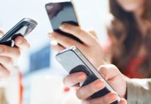 Κινητή τηλεφωνία: οι τιμές μειώνονται, παραμένουν όμως υψηλές με όρους αγοραστικής δύναμης