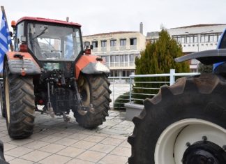 Κινητοποίηση αγροτών στο κτίριο της Περιφέρεια Θεσσαλίας – Συνάντηση με τον περιφερειάρχη