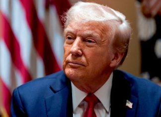 Ο Nτόναλντ Τραμπ απειλεί με νέους δασμούς χώρες που κάνουν «διακρίσεις» σε βάρος αμερικανικών εταιρειών ψηφιακών υπηρεσιών η τεχνολογίας