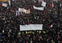 Τέμπη: Ολοκληρώθηκε το μεγαλειώδες συλλαλητήριο της Αθήνας – Χιλιάδες Έλληνες στους δρόμους να τιμήσουν τη μνήμη των θυμάτων (εικόνες)