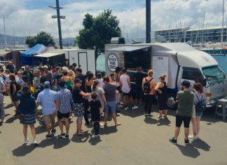 ΑΦΙΕΡΩΜΑ: Ζευγάρι Ελλήνων με φορτηγά ταχυφαγεία έχει τρελάνει στους Νεοζηλανδούς με τις ελληνικές γεύσεις και τον γύρο τους (εικόνες)