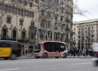 Το λεωφορείο του μέλλοντος δεν έχει οδηγό και κινείται ήδη στη Βαρκελώνη
