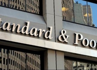 Ο οίκος S&P θα αναθεωρήσει όλες τις μακροοικονομικές του προβλέψεις μετά το σοκ των αμερικανικών δασμών