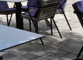 Ελεγκτικό Συνέδριο: Το 50% των καταστημάτων που βγάζουν έξω τραπεζοκαθίσματα δεν έχει άδεια από τους δήμους