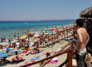 Nέα πνοή στο μπαρ του φοιτητικού κάμπινγκ του ΑΠΘ στο Ποσείδι θέλει να δώσει μια ομάδα 24χρονων