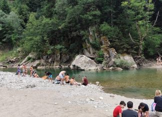 Οι δύο «παραλίες των βουνών» του Ασπροποτάμου – Καλοκαιρινή όαση δροσιάς στα 1.000 μέτρα υψόμετρο