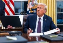 Ο Τραμπ υπέγραψε διάταγμα για επιβολή επιπλέον δασμών 25% στην Ινδία