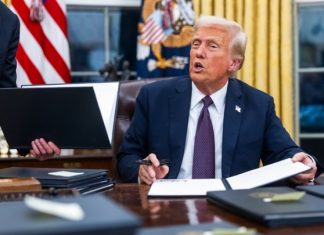 Ο Ντ. Τραμπ επιβάλλει επιπρόσθετους δασμούς σε δεκάδες χώρες – Τι ισχύει για ΕΕ και Καναδά