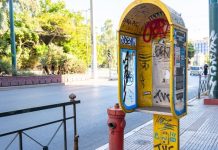 Απομάκρυνση των εγκαταλελειμμένων καρτοτηλεφώνων από τα πεζοδρόμια της Αθήνας