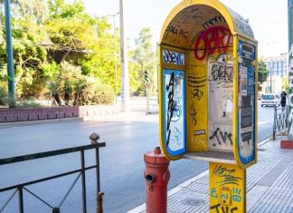 Απομάκρυνση των εγκαταλελειμμένων καρτοτηλεφώνων από τα πεζοδρόμια της Αθήνας