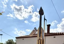 Θεσσαλονίκη: Με τη μορφή μιας τεράστιας ποντιακής λύρας ένα «πεθαμένο» δέντρο «ζει» μια δεύτερη ζωή στην αυλή ενός σπιτιού στις Σάπες