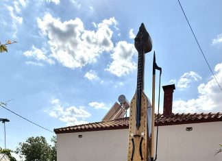 Θεσσαλονίκη: Με τη μορφή μιας τεράστιας ποντιακής λύρας ένα «πεθαμένο» δέντρο «ζει» μια δεύτερη ζωή στην αυλή ενός σπιτιού στις Σάπες