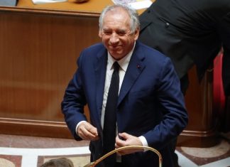 Ο Φρανσουά Μπαϊρού υπέβαλε επίσημα την παραίτησή του