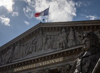 Γαλλία: Αντιμέτωπη με το ενδεχόμενο μη έγκρισης του κρατικού προϋπολογισμού για το 2026