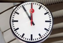 Μία ώρα «πίσω» τα ρολόγια από τα ξημερώματα της Κυριακής