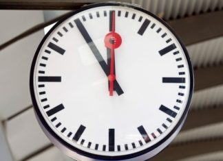 Μία ώρα «πίσω» τα ρολόγια από τα ξημερώματα της Κυριακής