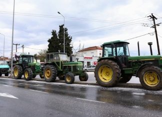 Κλιμακώνουν τις κινητοποιήσεις τους οι αγρότες