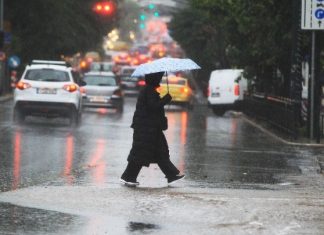 Ισχυρή καταιγίδα στην Αττική – Μεγάλα προβλήματα στη Λακωνία – Πού χτυπά η κακοκαιρία Byron