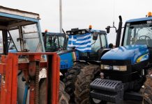 Παραμένουν τα αγροτικά μπλόκα σε δρόμους και τελωνεία της Κεντρικής και Δυτικής Μακεδονίας, στη Νίκαια και στον Ε65