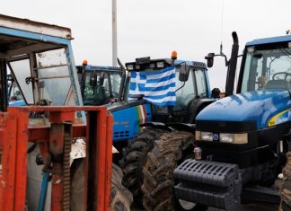Παραμένουν τα αγροτικά μπλόκα σε δρόμους και τελωνεία της Κεντρικής και Δυτικής Μακεδονίας, στη Νίκαια και στον Ε65